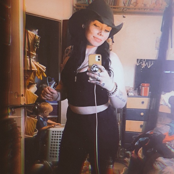 Meet your Posher, Cyn💚!! - Picture 1 of 16